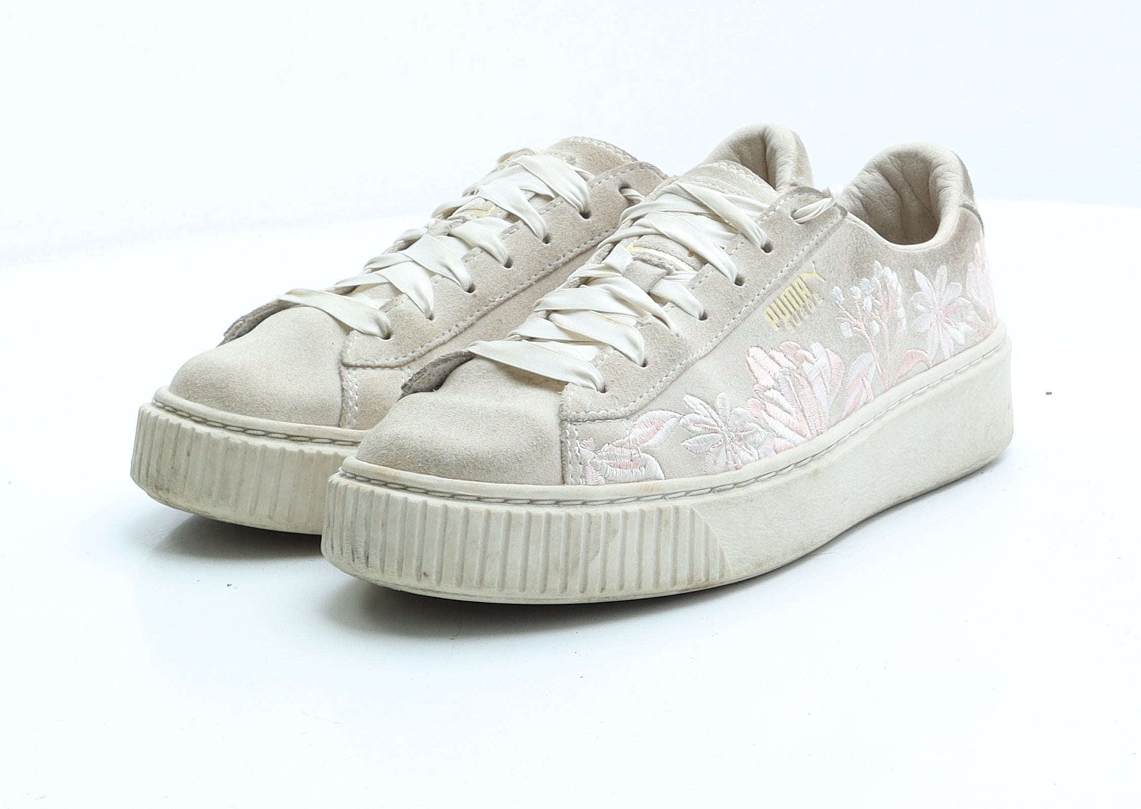 Puma suede platforms hot sale in white with embrodiery